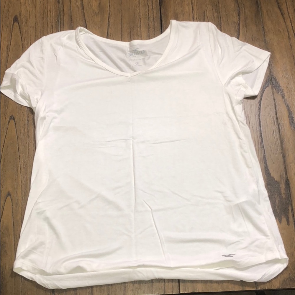 white Hollister tshirt